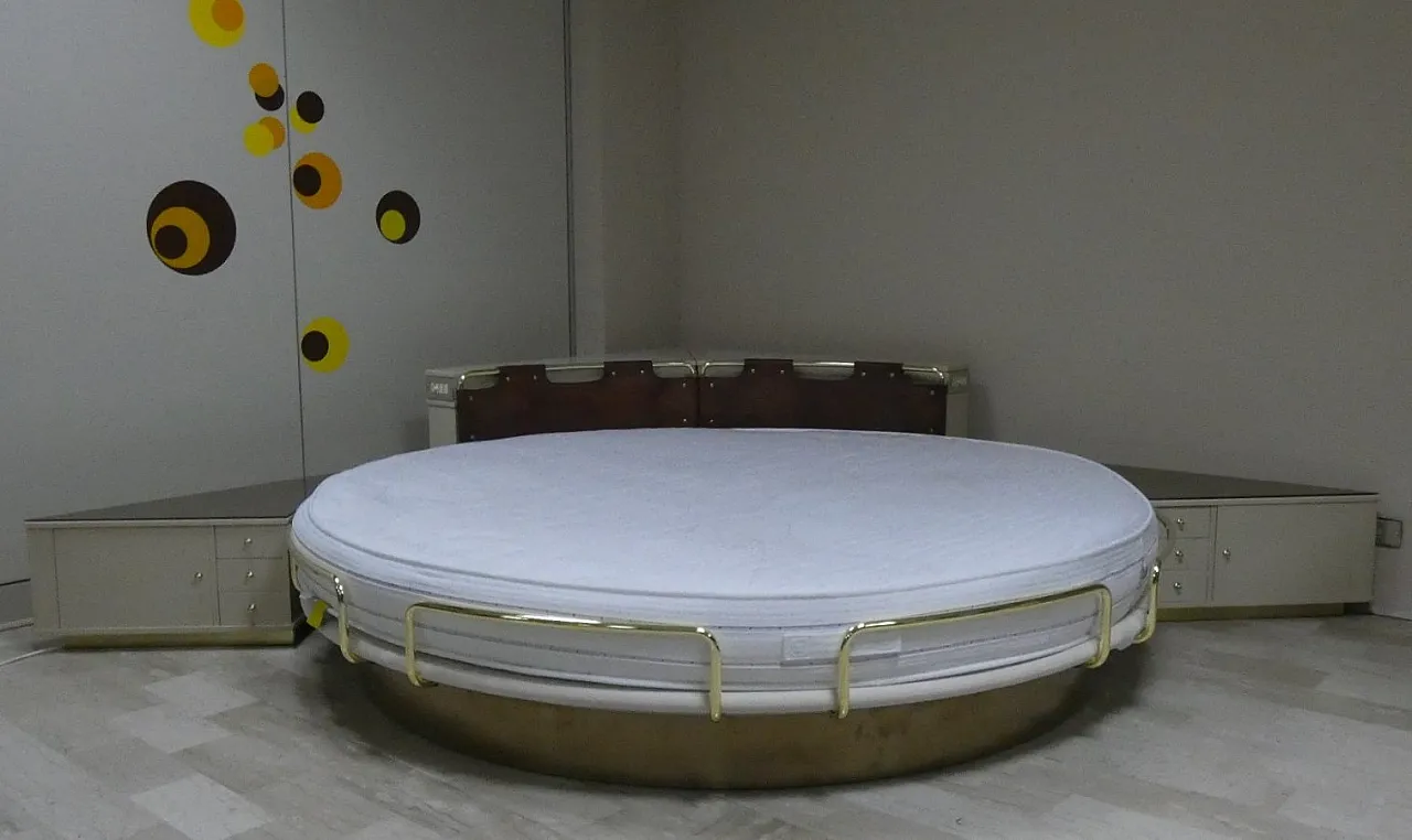 Round six-piece swivel bed with corner frame, 1970s 2