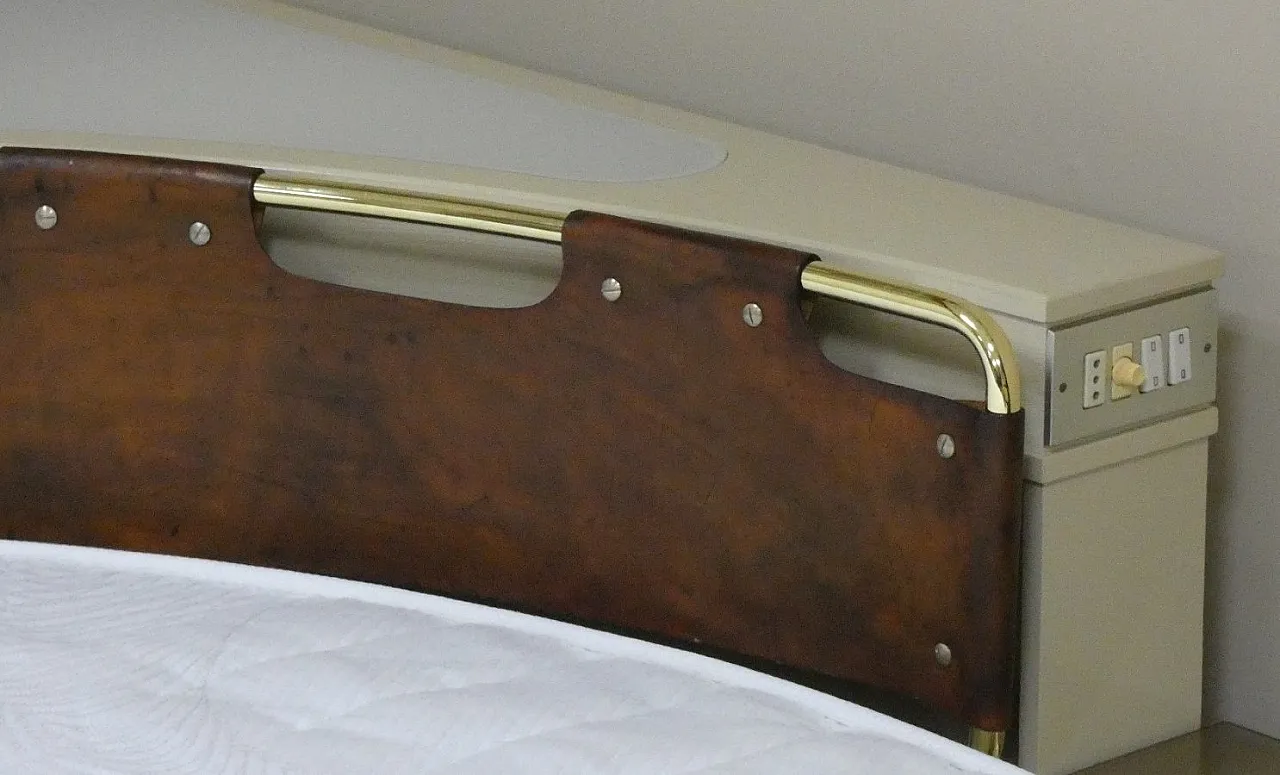 Round six-piece swivel bed with corner frame, 1970s 9