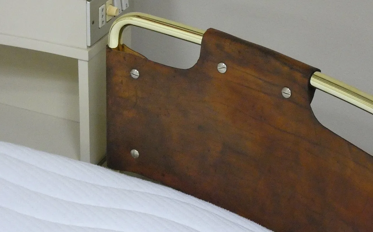 Round six-piece swivel bed with corner frame, 1970s 10