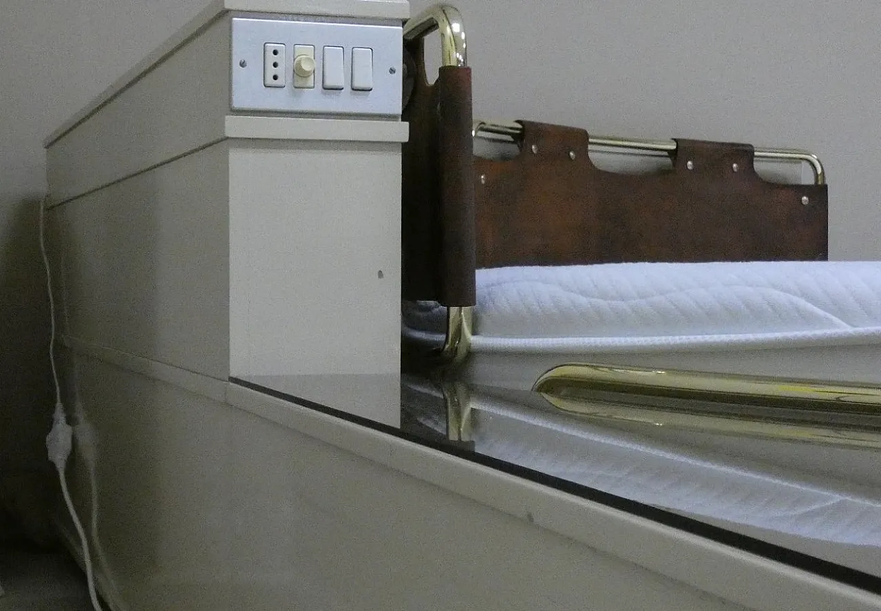 Round six-piece swivel bed with corner frame, 1970s 16