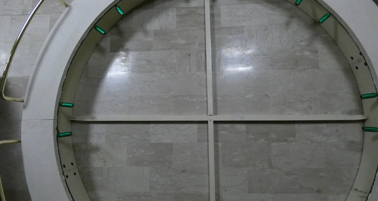 Round six-piece swivel bed with corner frame, 1970s 19