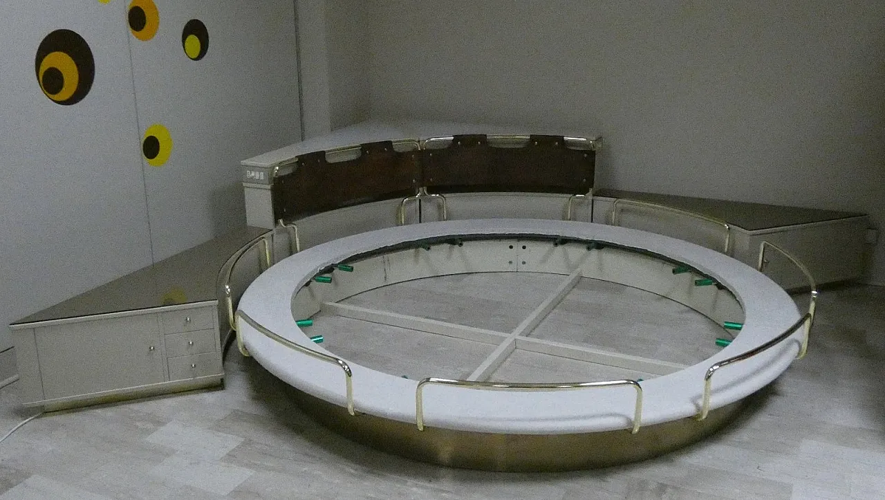 Round six-piece swivel bed with corner frame, 1970s 21