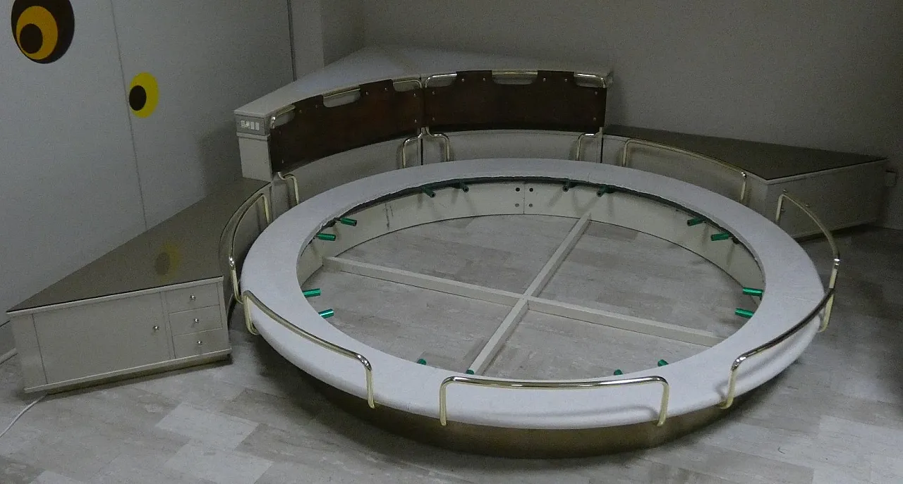 Round six-piece swivel bed with corner frame, 1970s 22