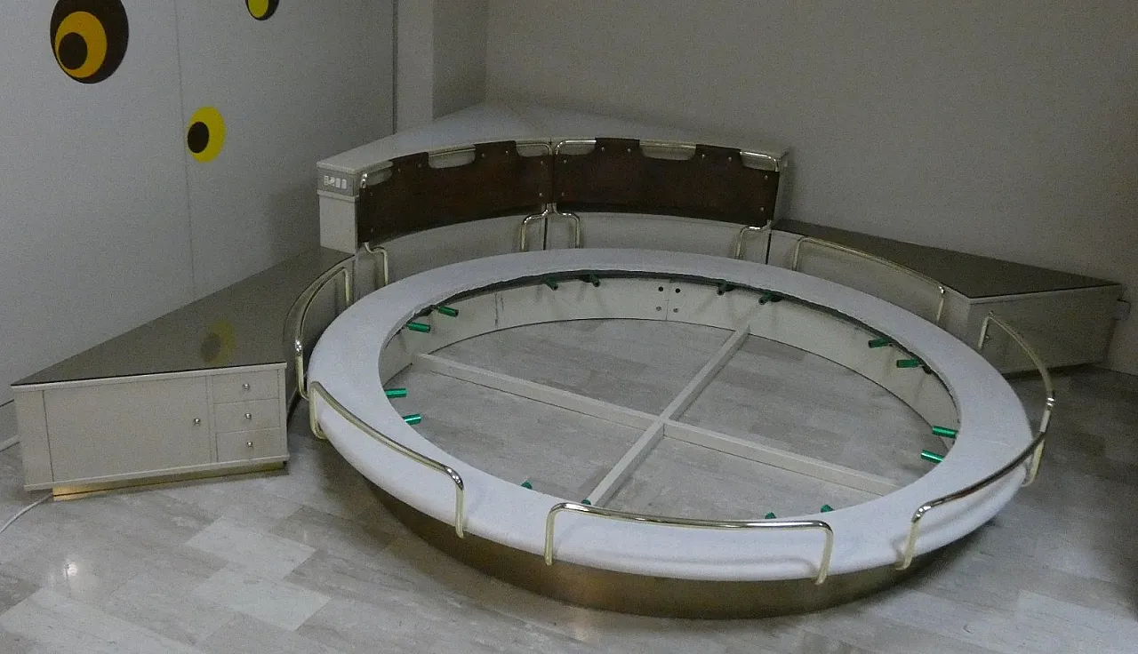 Round six-piece swivel bed with corner frame, 1970s 23
