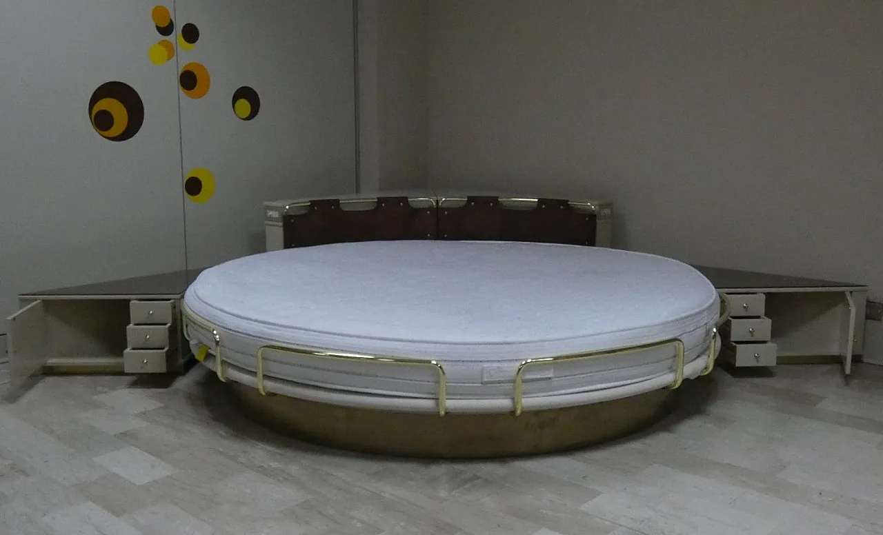 Round six-piece swivel bed with corner frame, 1970s 28