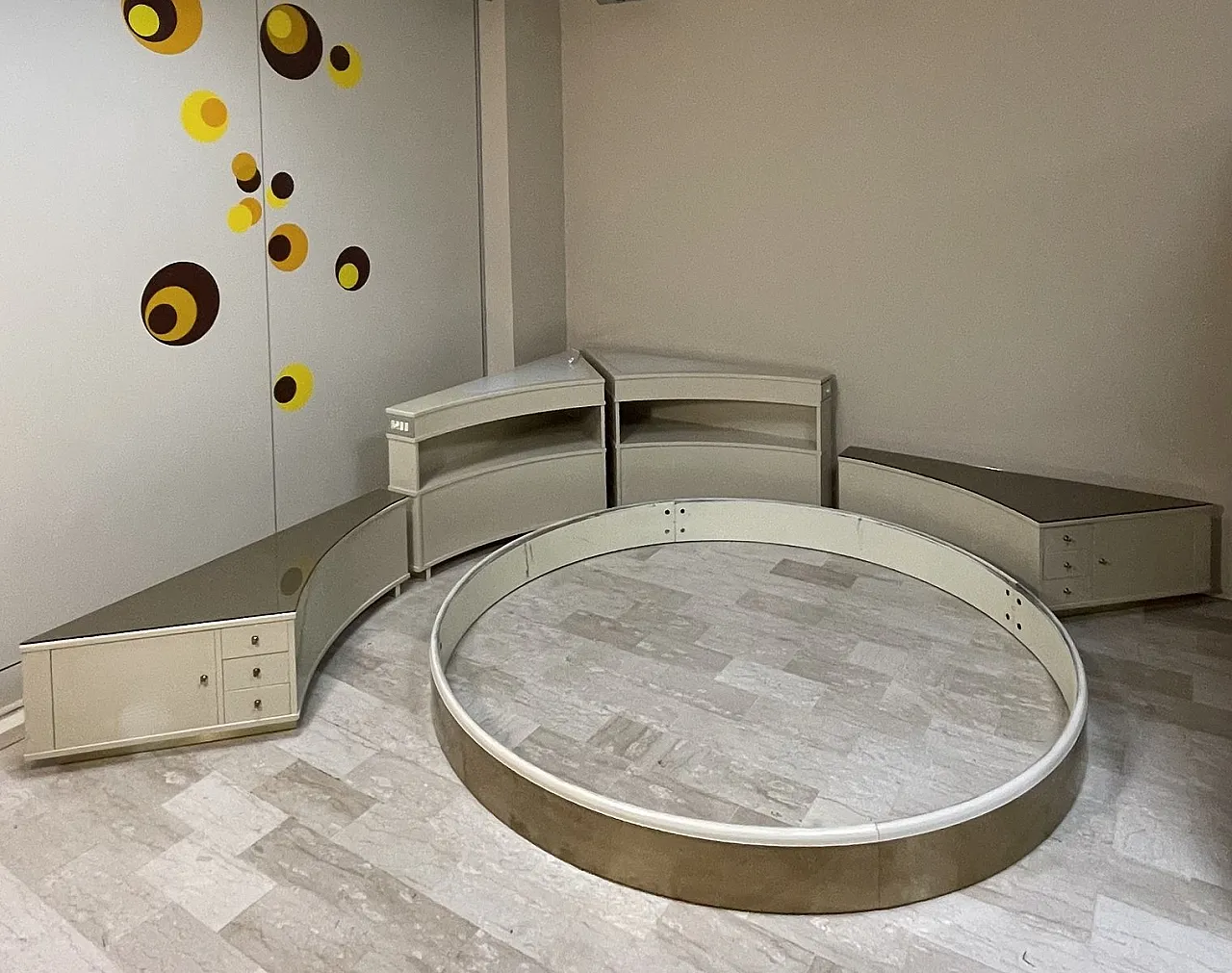 Round six-piece swivel bed with corner frame, 1970s 31