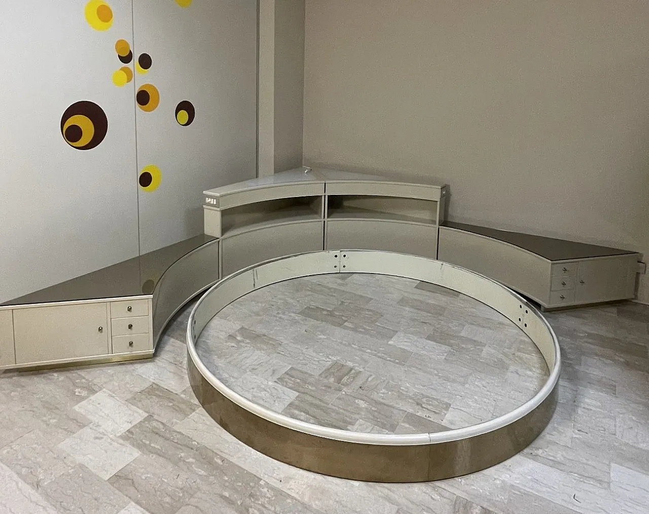 Round six-piece swivel bed with corner frame, 1970s 32