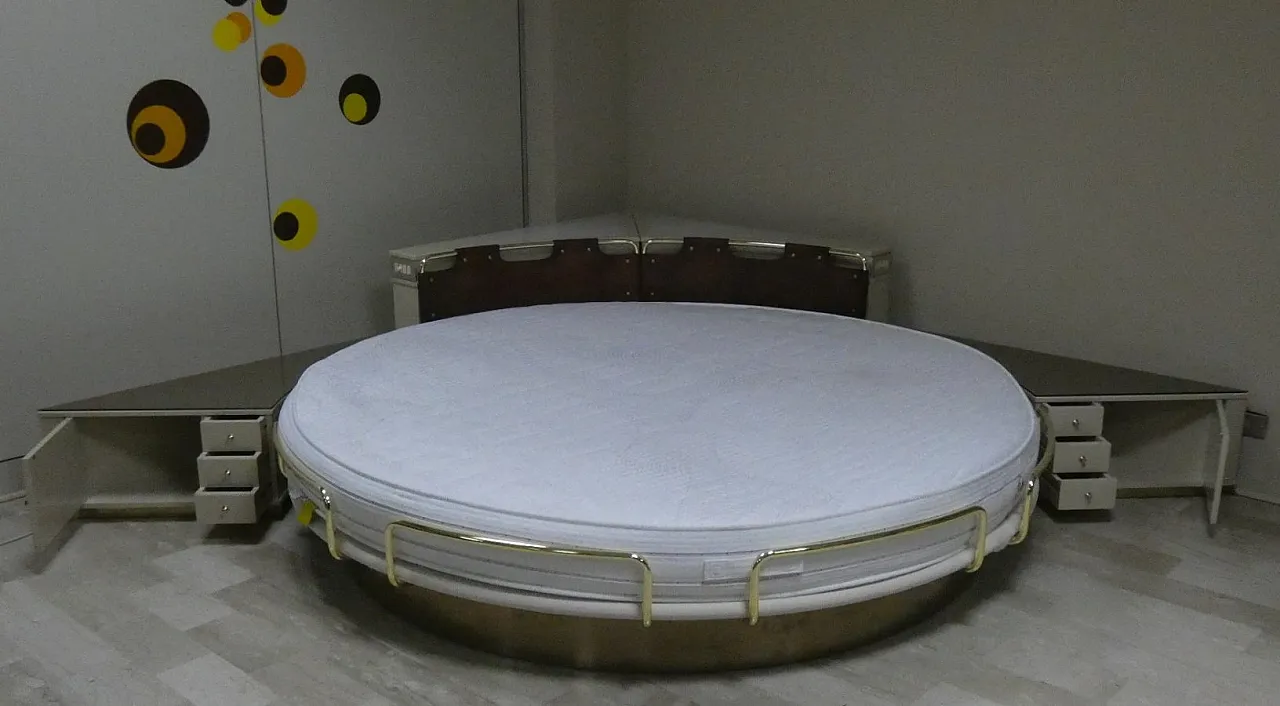 Round Six-Piece Swivel Bed with Corner Frame, 1970s 3