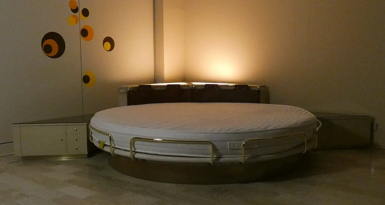 Round Six-Piece Swivel Bed with Corner Frame, 1970s 6