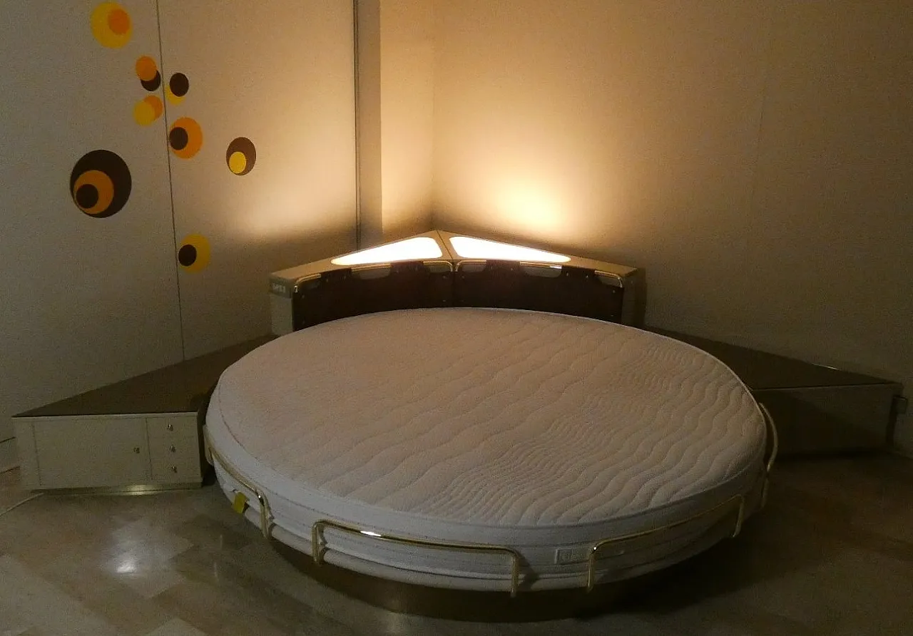 Round Six-Piece Swivel Bed with Corner Frame, 1970s 7