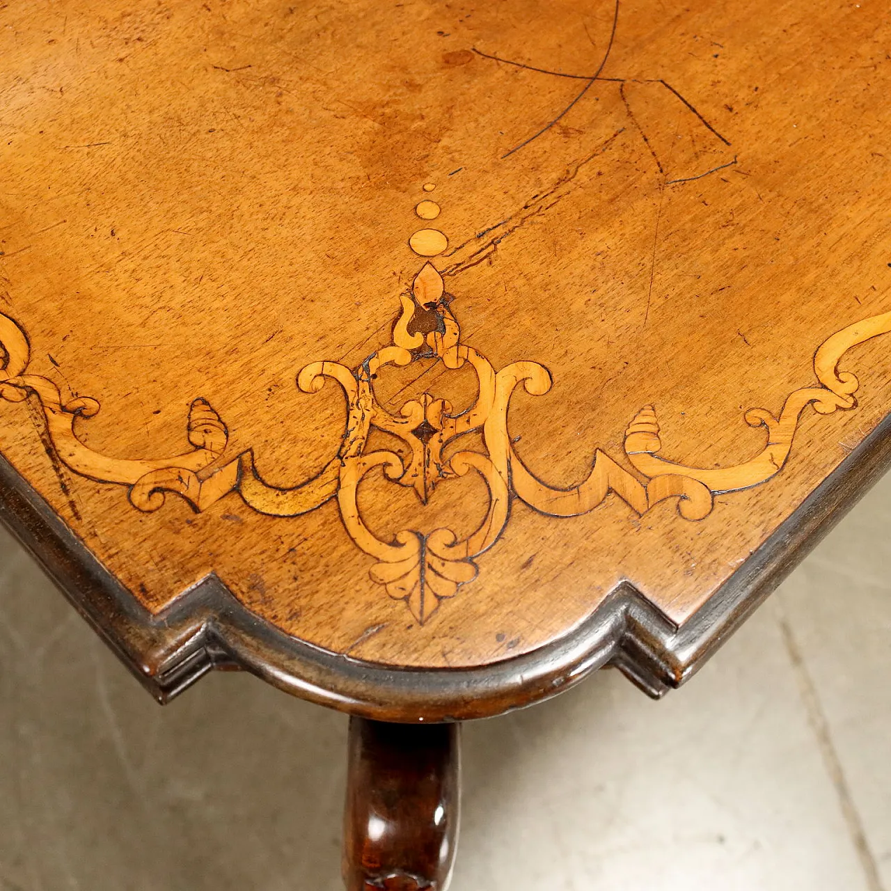 Scrittoio Barocchetto in legno massello impiallacciato in radica di noce con filettaure in acero, secondo quarto '700 4