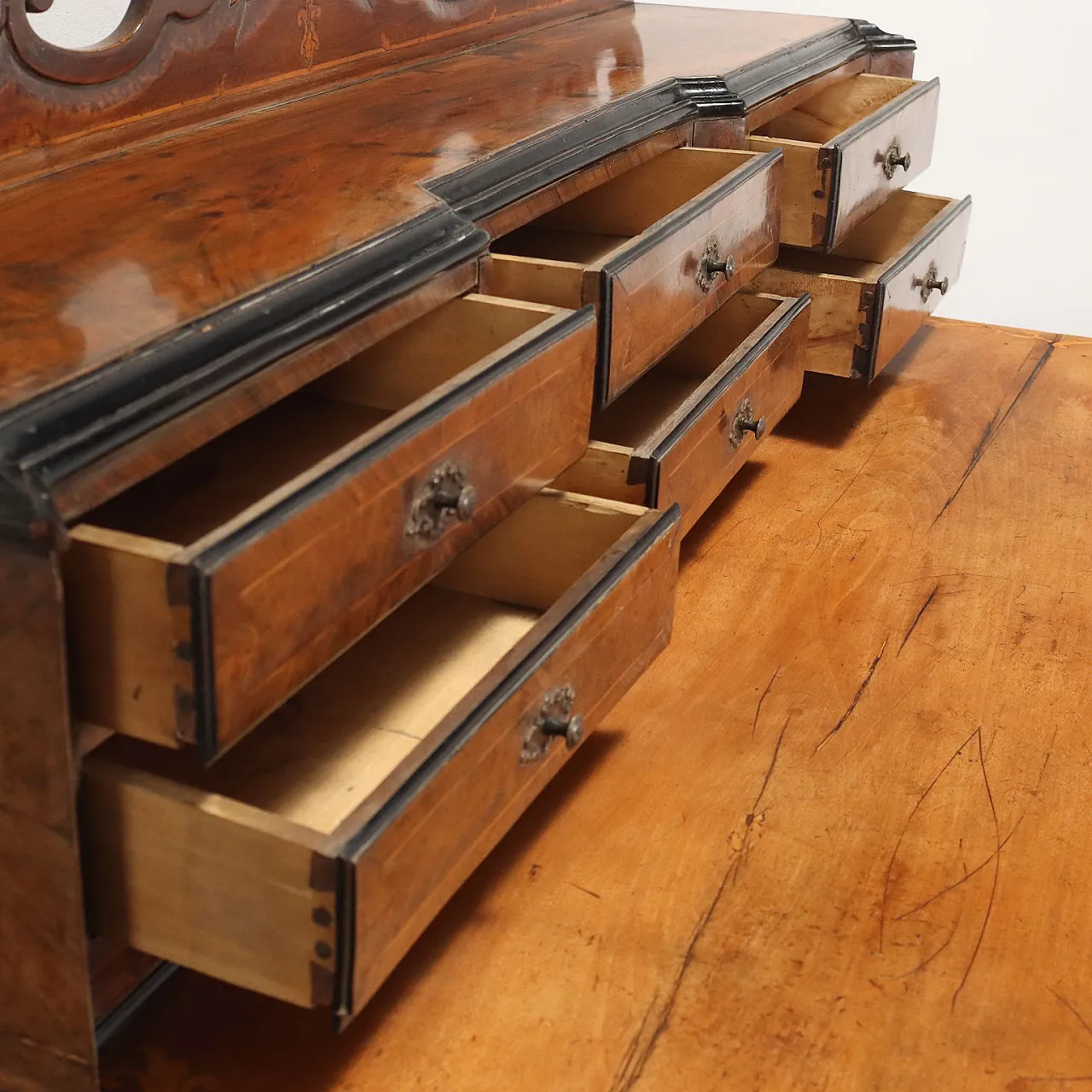 Scrittoio Barocchetto in legno massello impiallacciato in radica di noce con filettaure in acero, secondo quarto '700 7