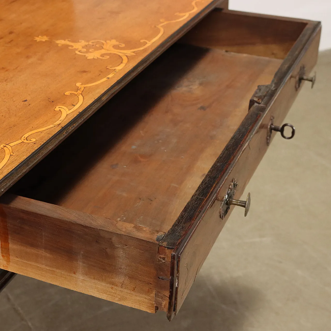 Scrittoio Barocchetto in legno massello impiallacciato in radica di noce con filettaure in acero, secondo quarto '700 9