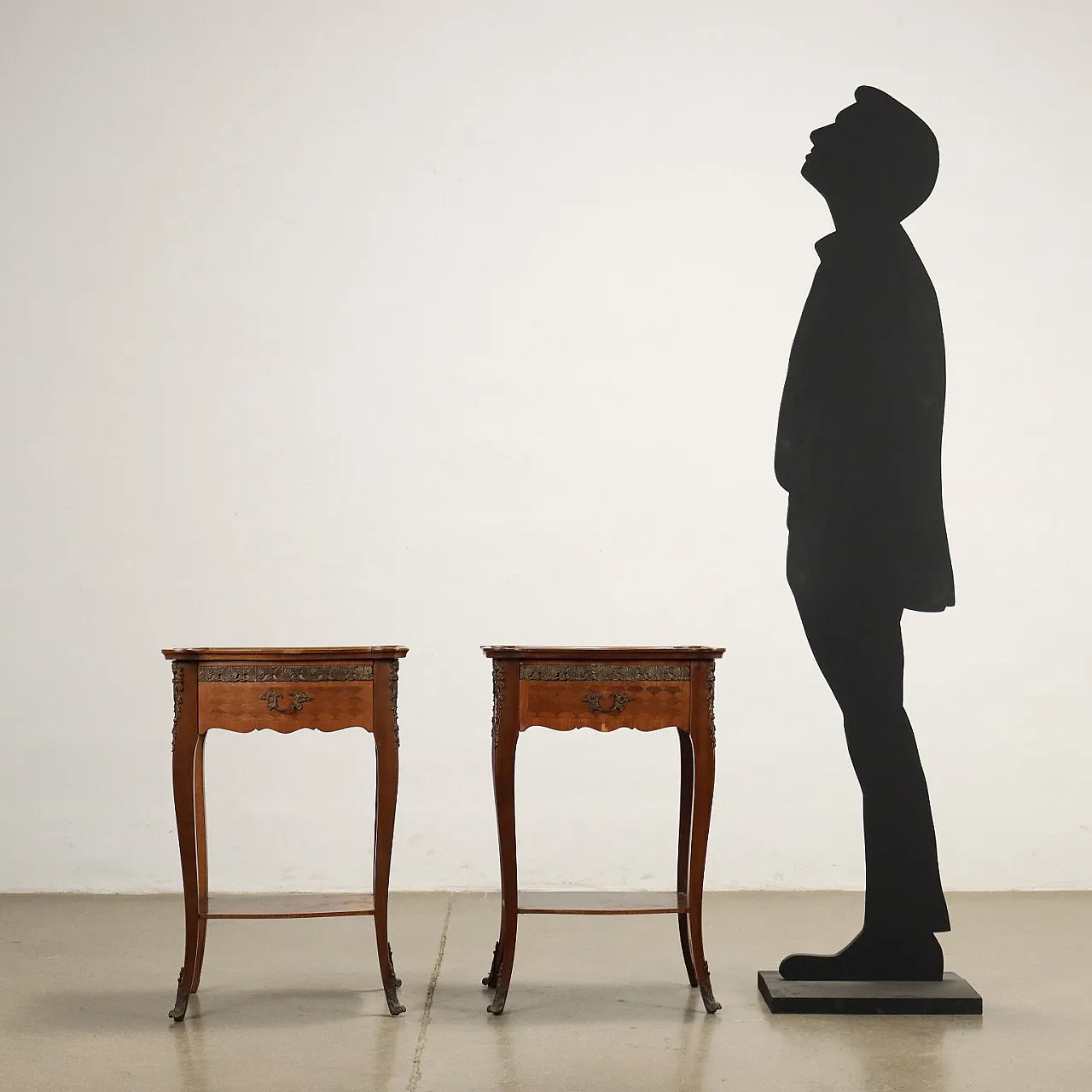 Pair of wood bedside tables with inlays and bronze details 2