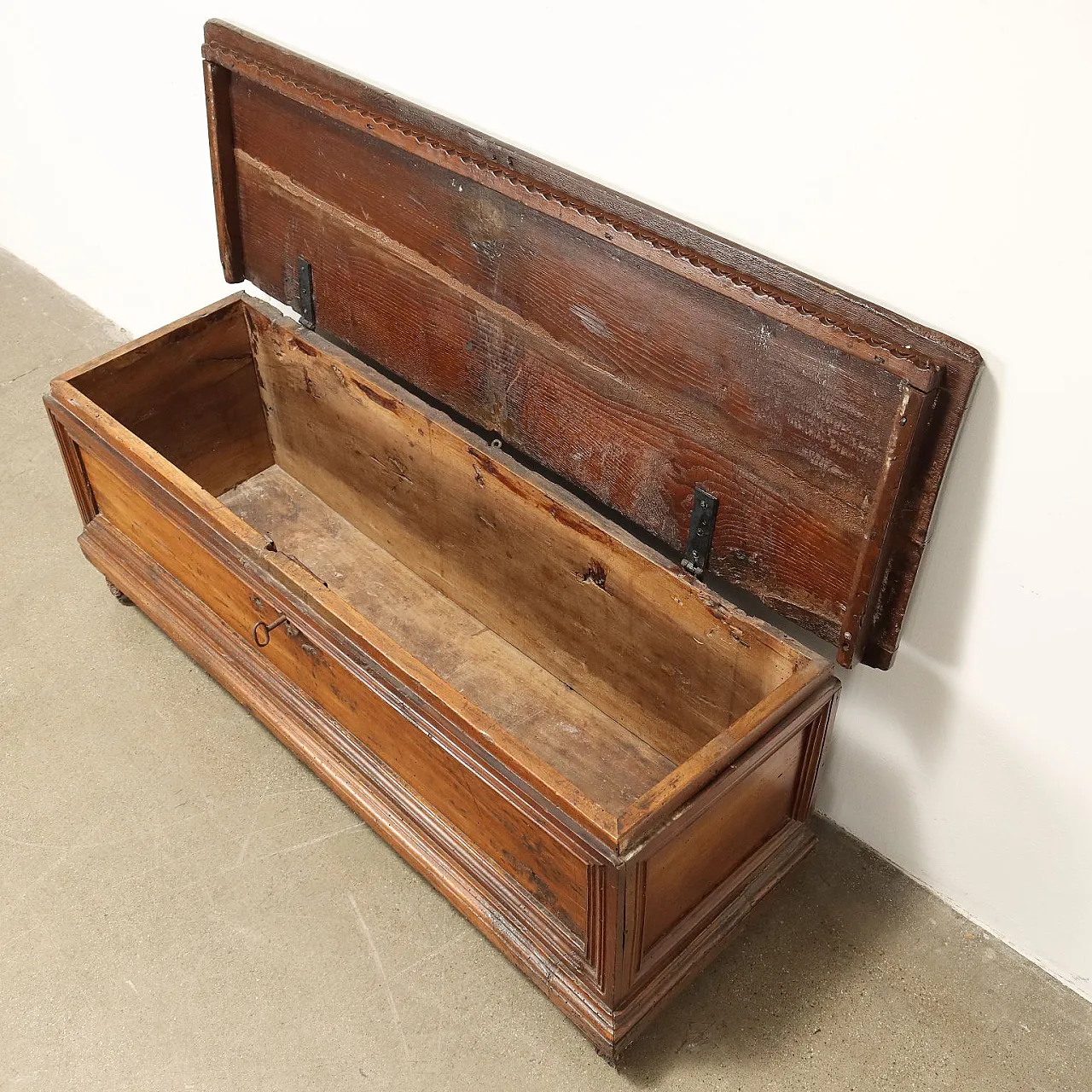 Small walnut chest with carvings, 18th century 4