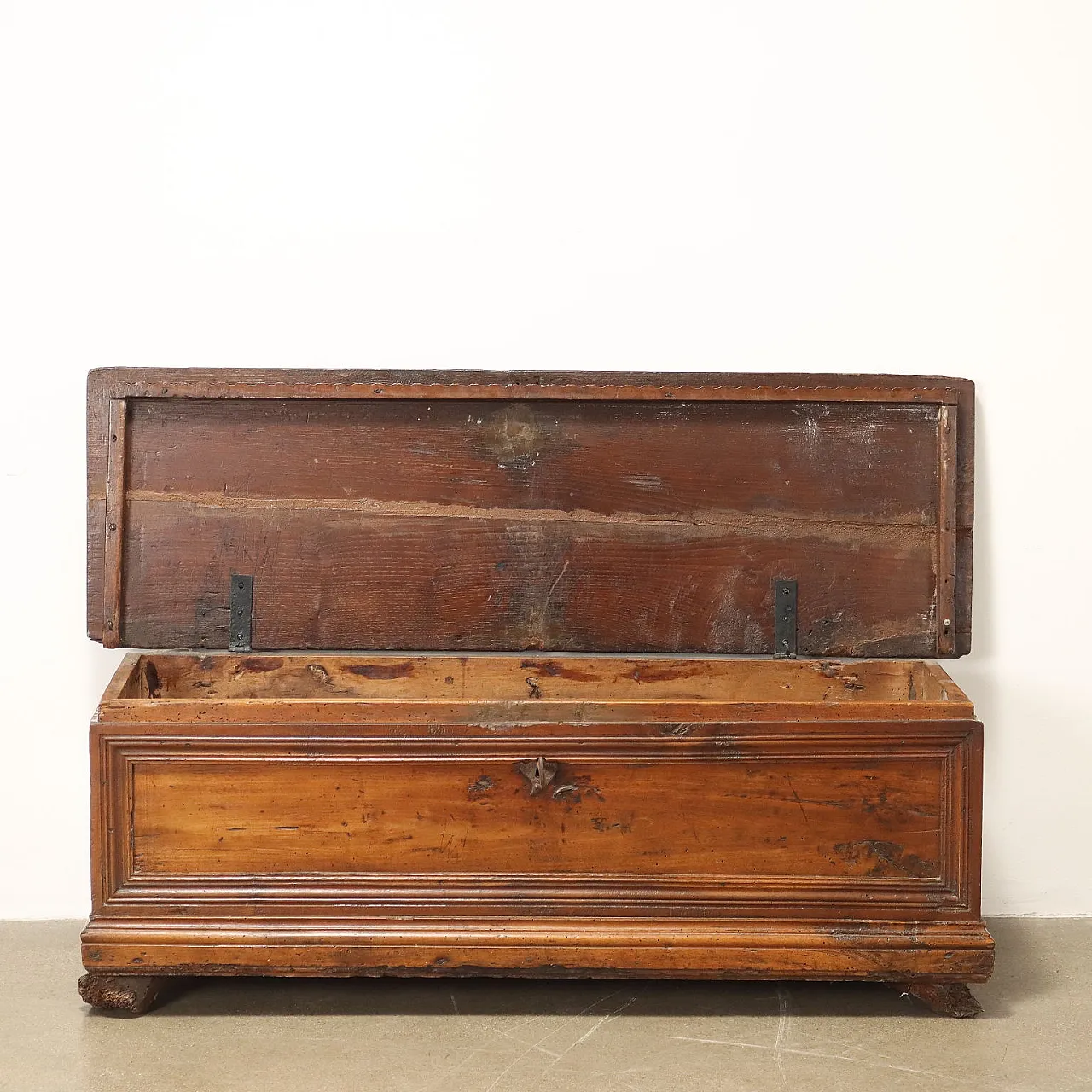 Small walnut chest with carvings, 18th century 5