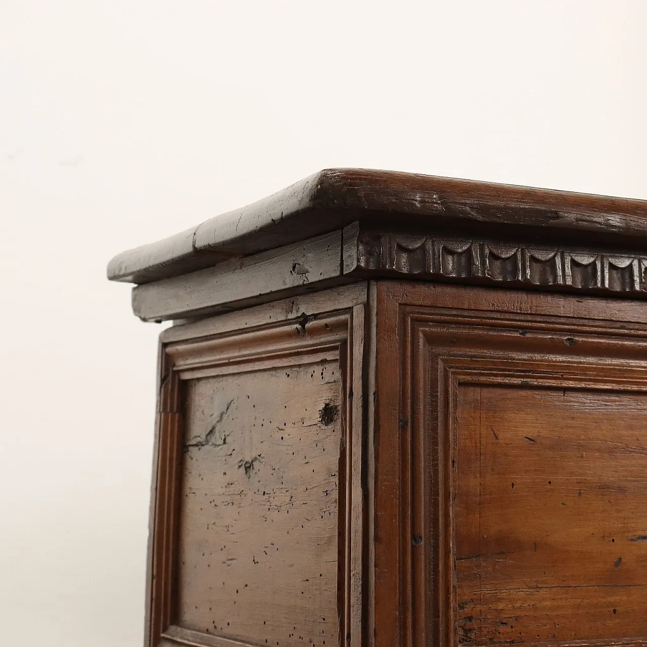 Small walnut chest with carvings, 18th century 6