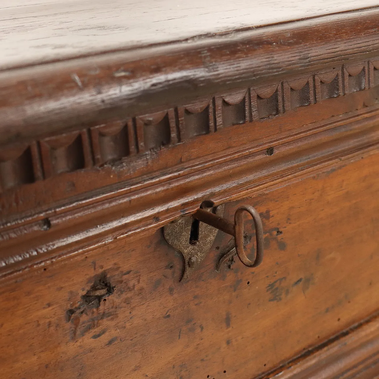 Small walnut chest with carvings, 18th century 7
