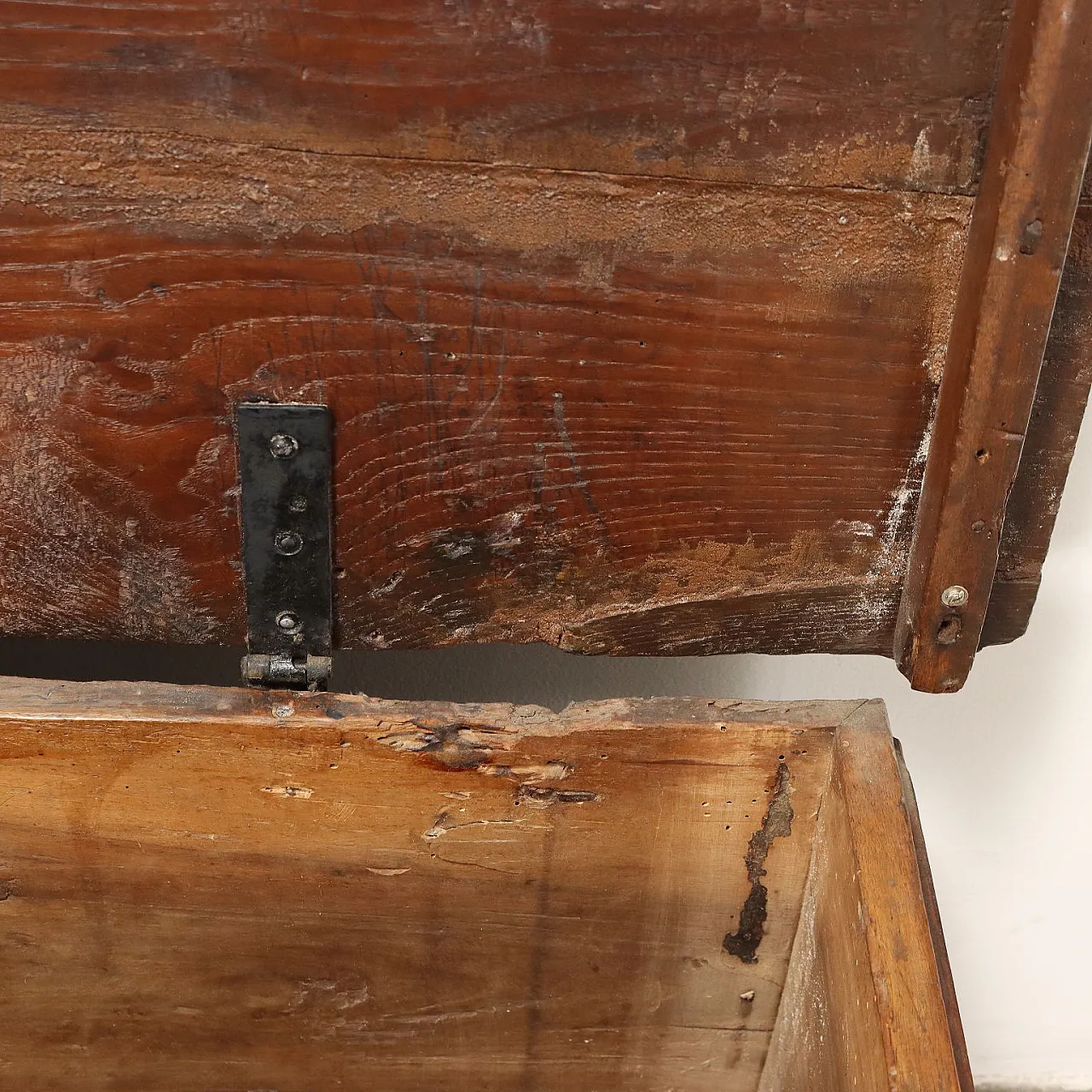 Small walnut chest with carvings, 18th century 8
