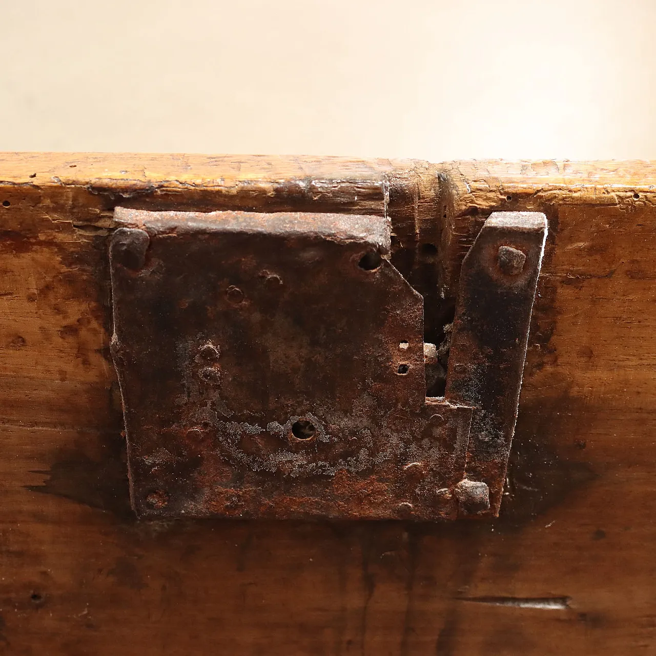 Small walnut chest with carvings, 18th century 9