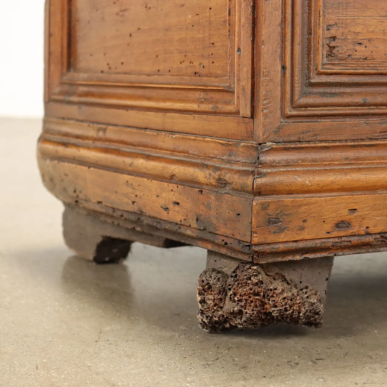 Small walnut chest with carvings, 18th century 10