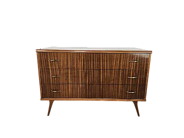 Cassettone anni '50 rivestito in noce con maniglie in ottone