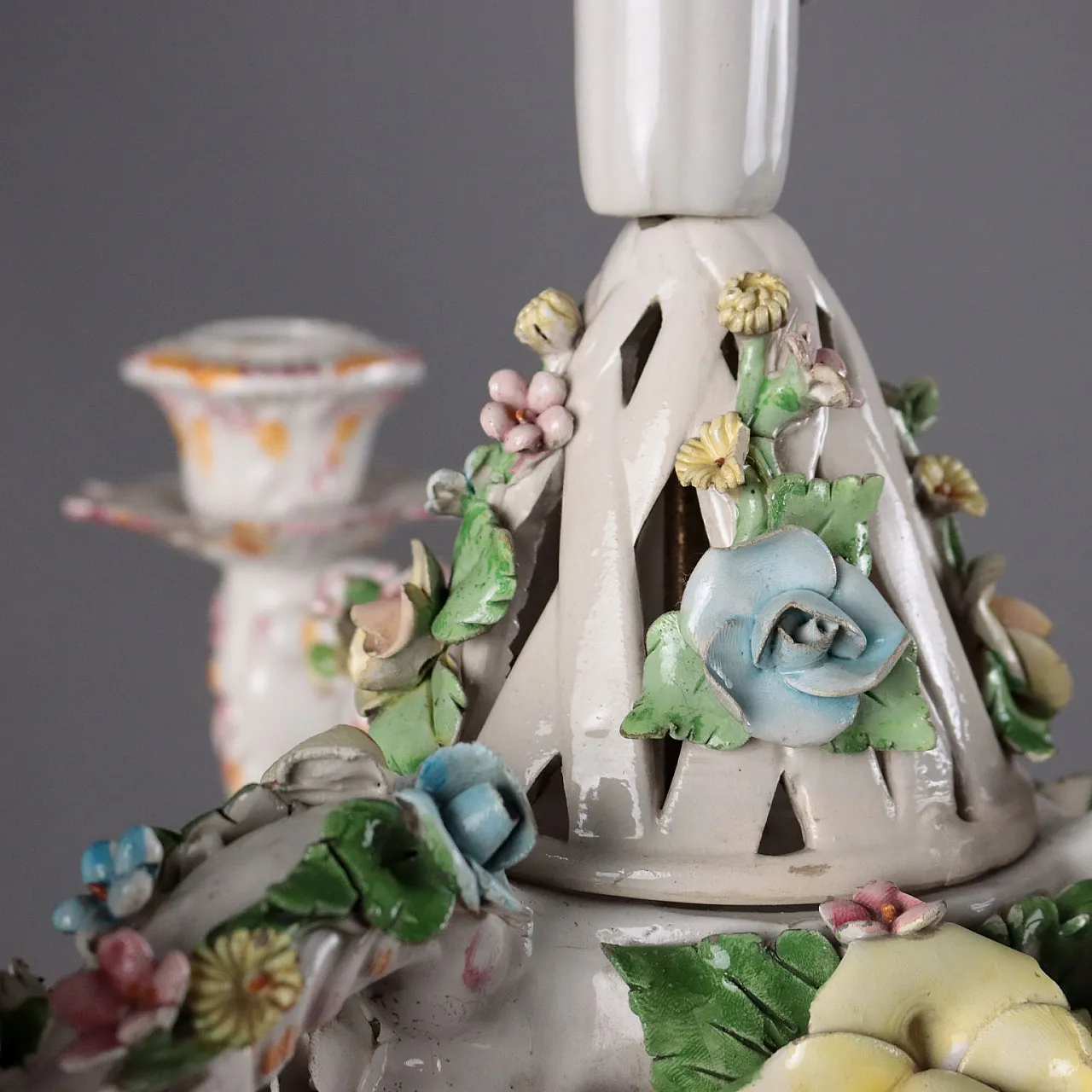 Lampadario in porcellana di Capodimonte con motivi floreali 5