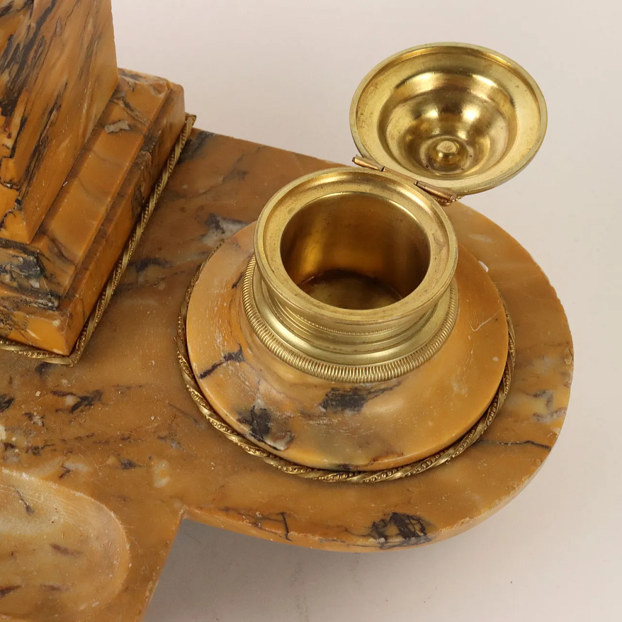Inkwell in yellow Siena marble and gilded bronze, late 19th century 7