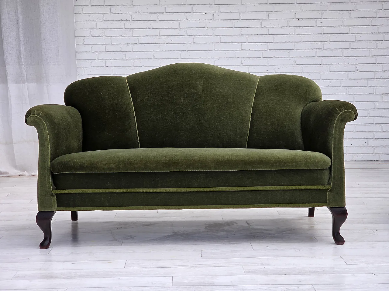 Divano danese a 2 posti in velluto verde e frassino, anni '50 1