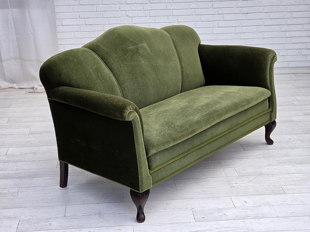 Divano danese a 2 posti in velluto verde e frassino, anni '50 4