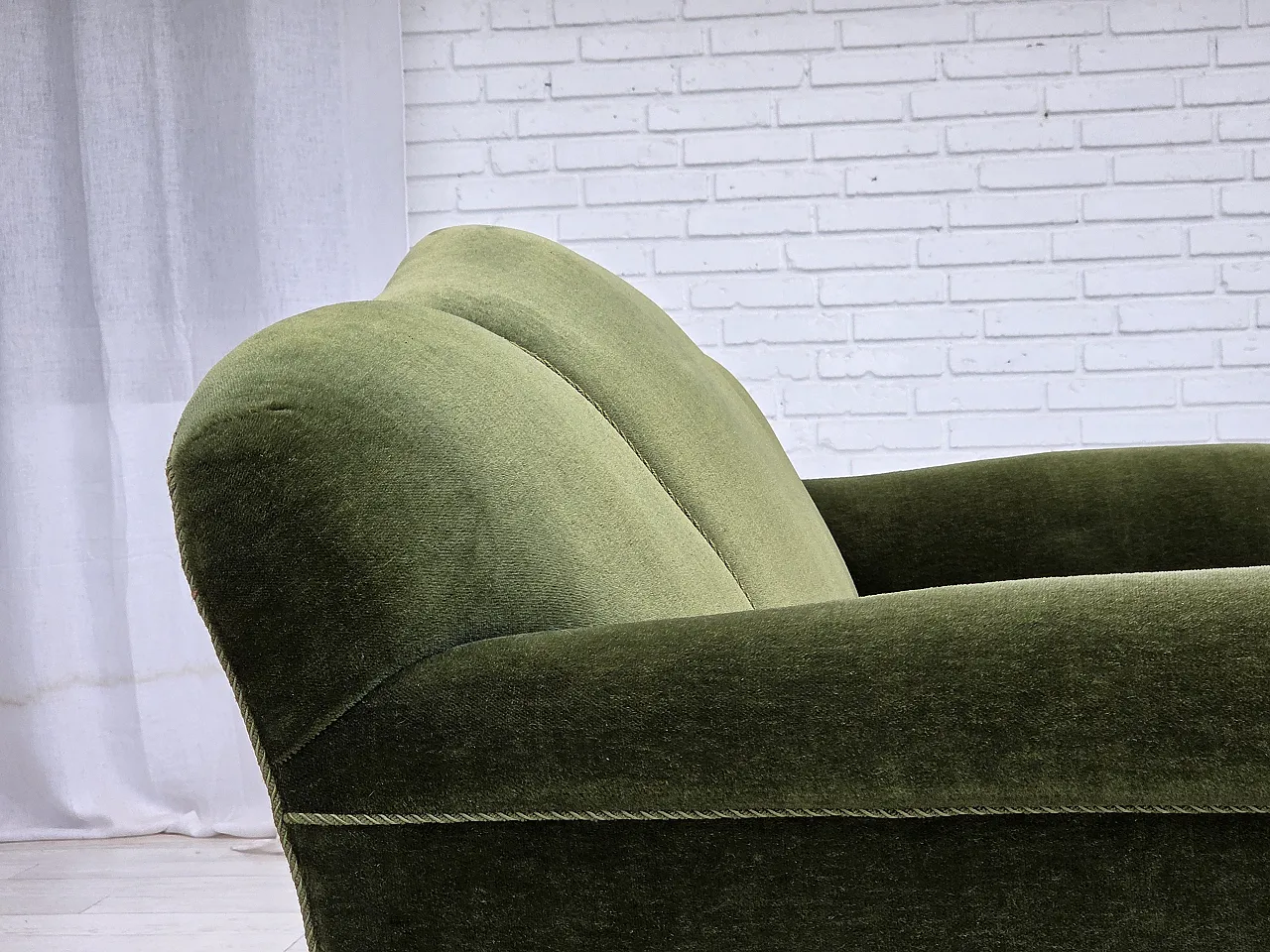 Divano danese a 2 posti in velluto verde e frassino, anni '50 7