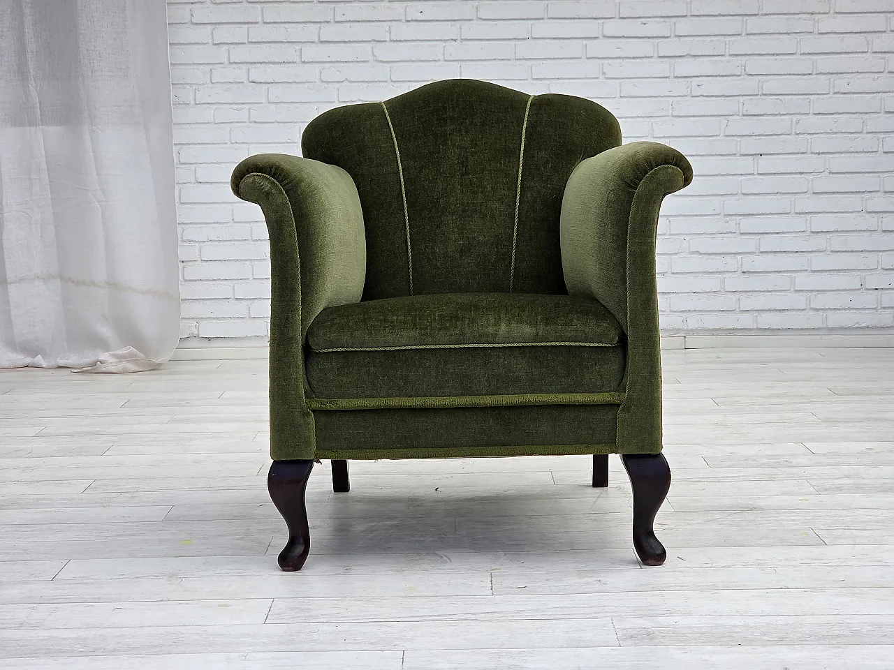 Poltrona danese, velluto verde, gambe in frassino, anni '50 1