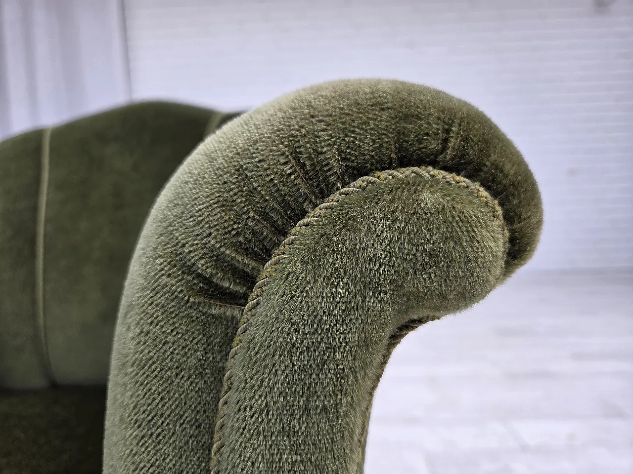 Poltrona danese, velluto verde, gambe in frassino, anni '50 4