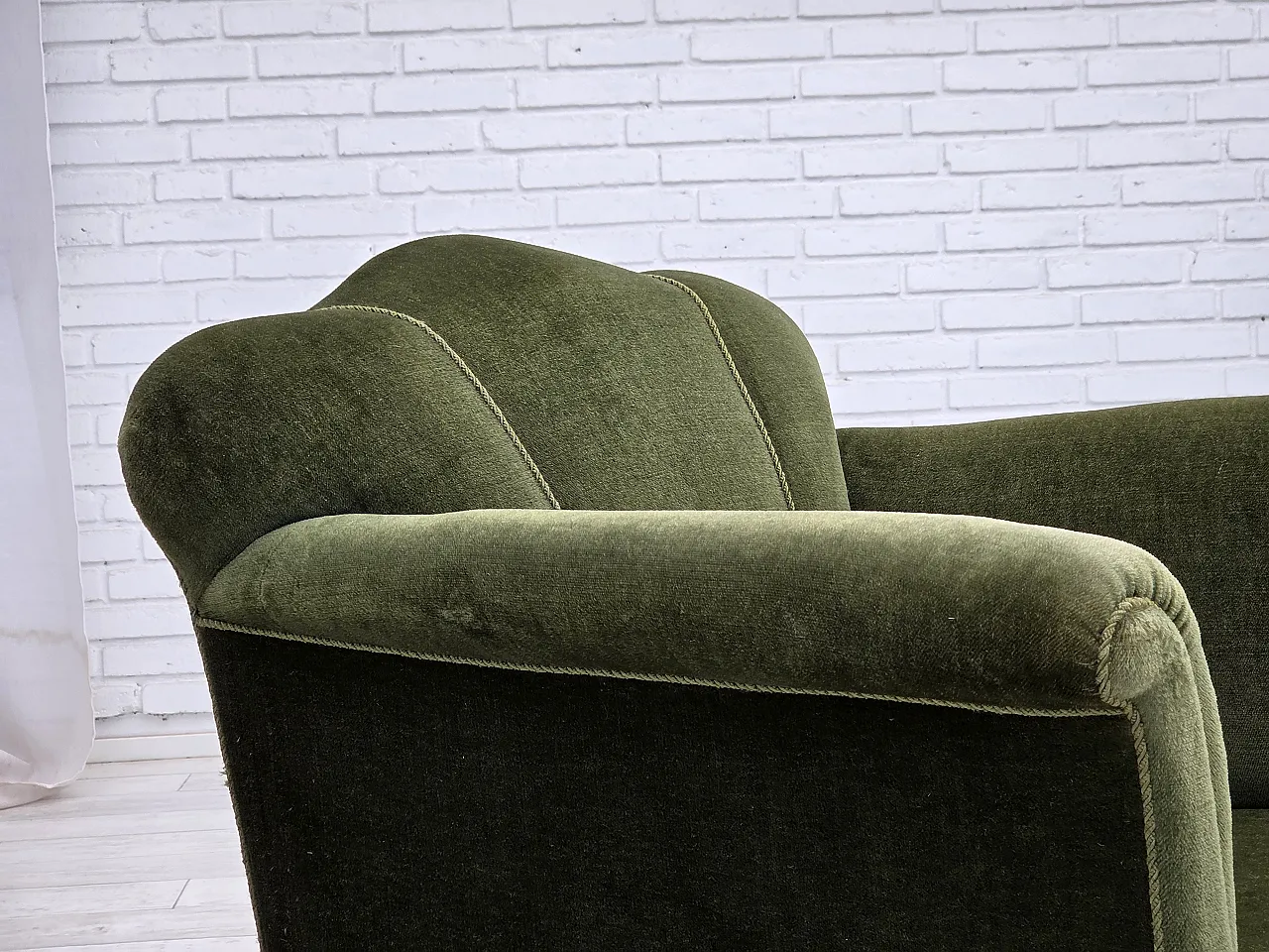 Poltrona danese, velluto verde, gambe in frassino, anni '50 6