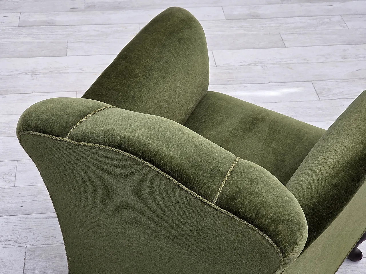 Poltrona danese, velluto verde, gambe in frassino, anni '50 11