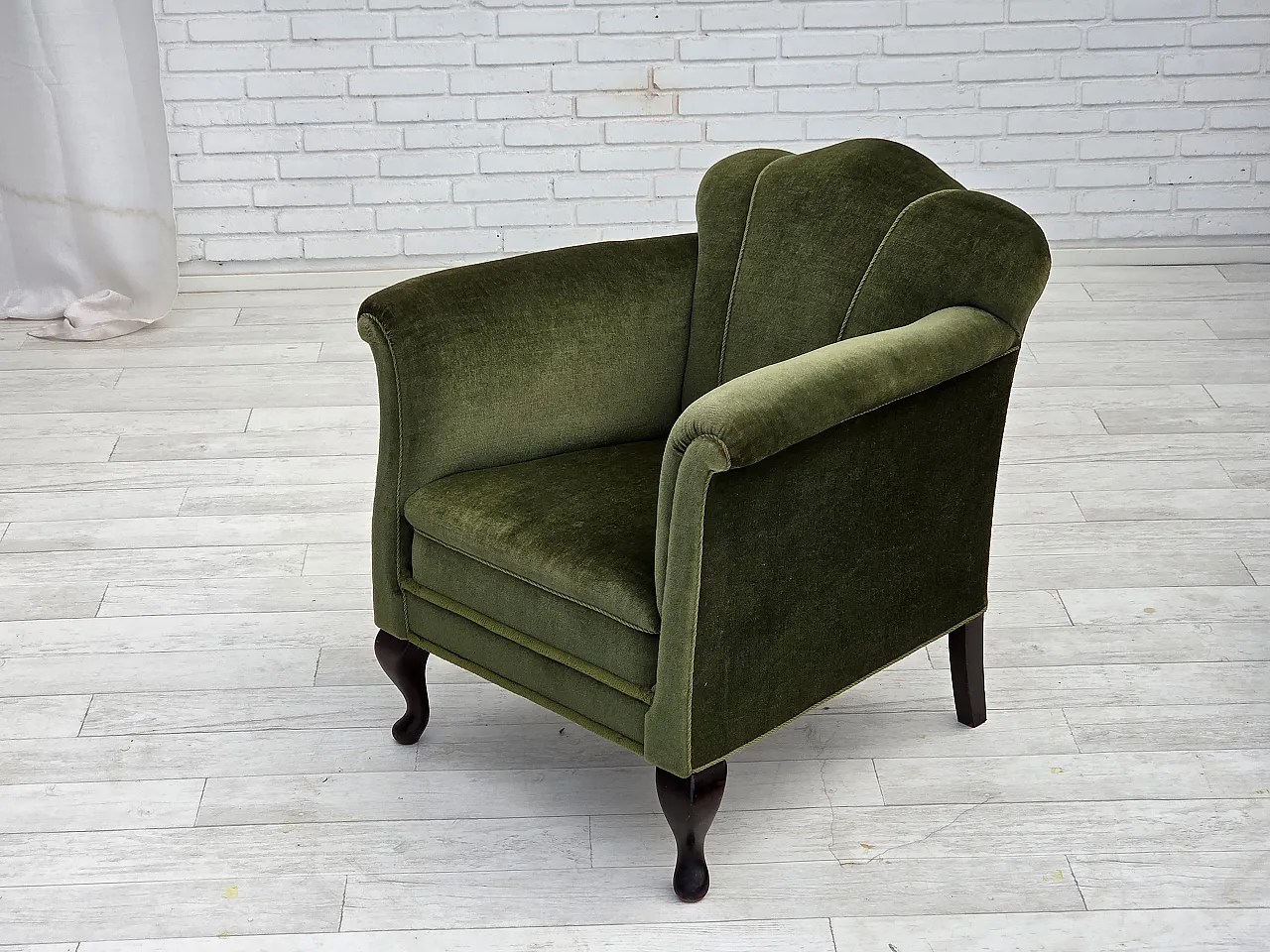 Poltrona danese, velluto verde, gambe in frassino, anni '50 15