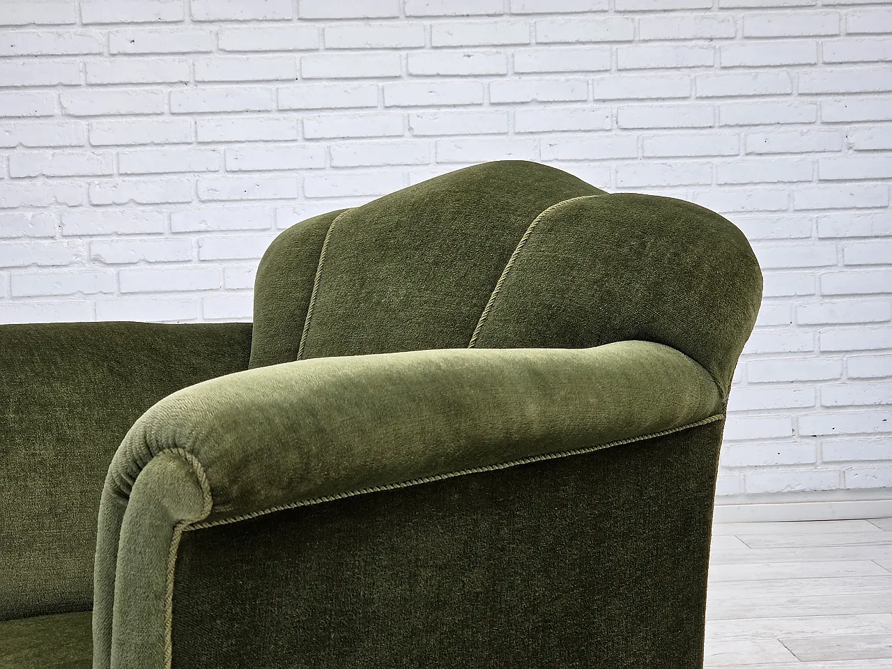 Poltrona danese, velluto verde, gambe in frassino, anni '50 16