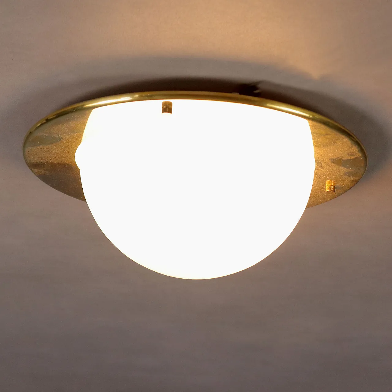 Lampada da soffitto in ottone e vetro lattiginoso, anni '60 1