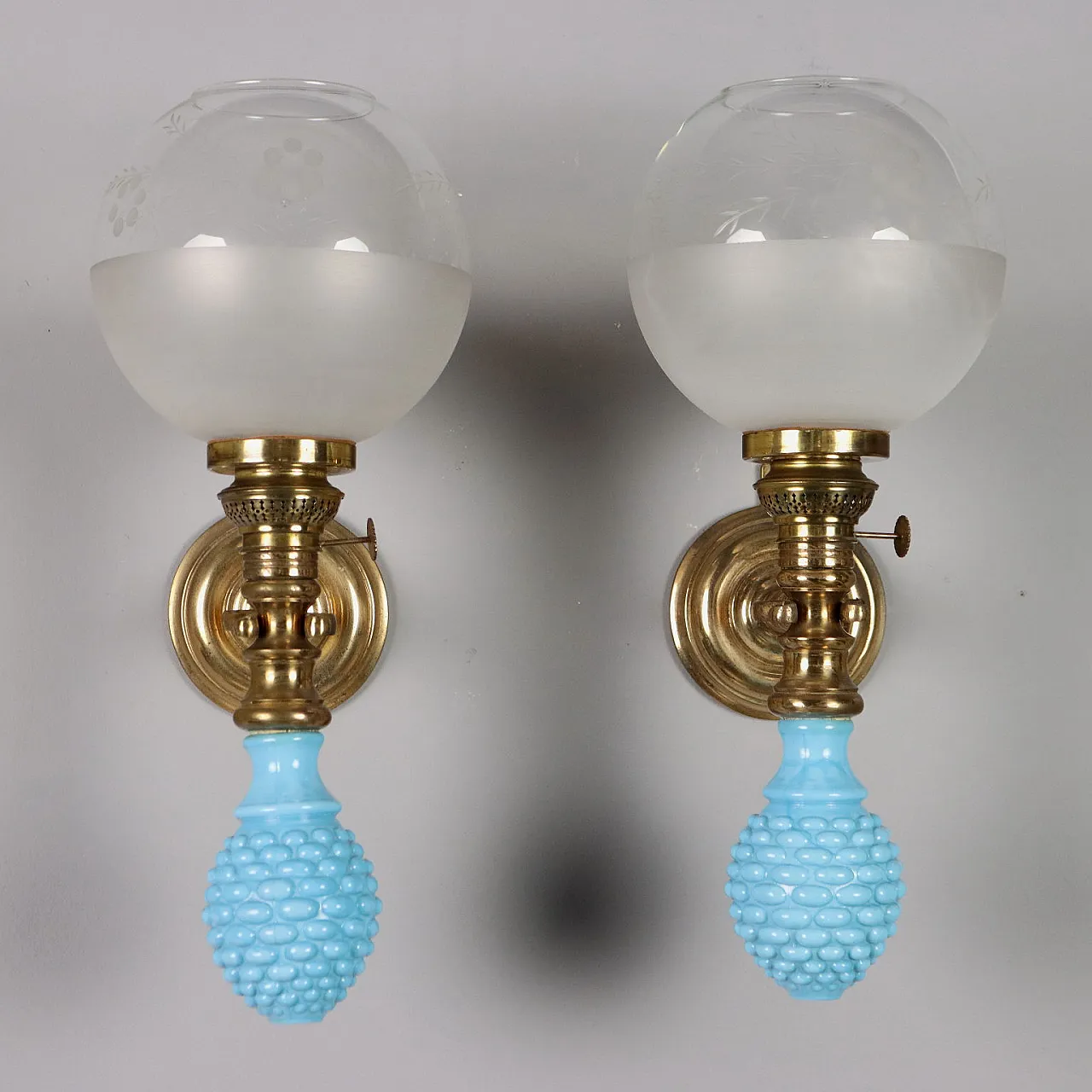 Pair of gilded bronze, glass and ceramic wall lamps, 20th century 3