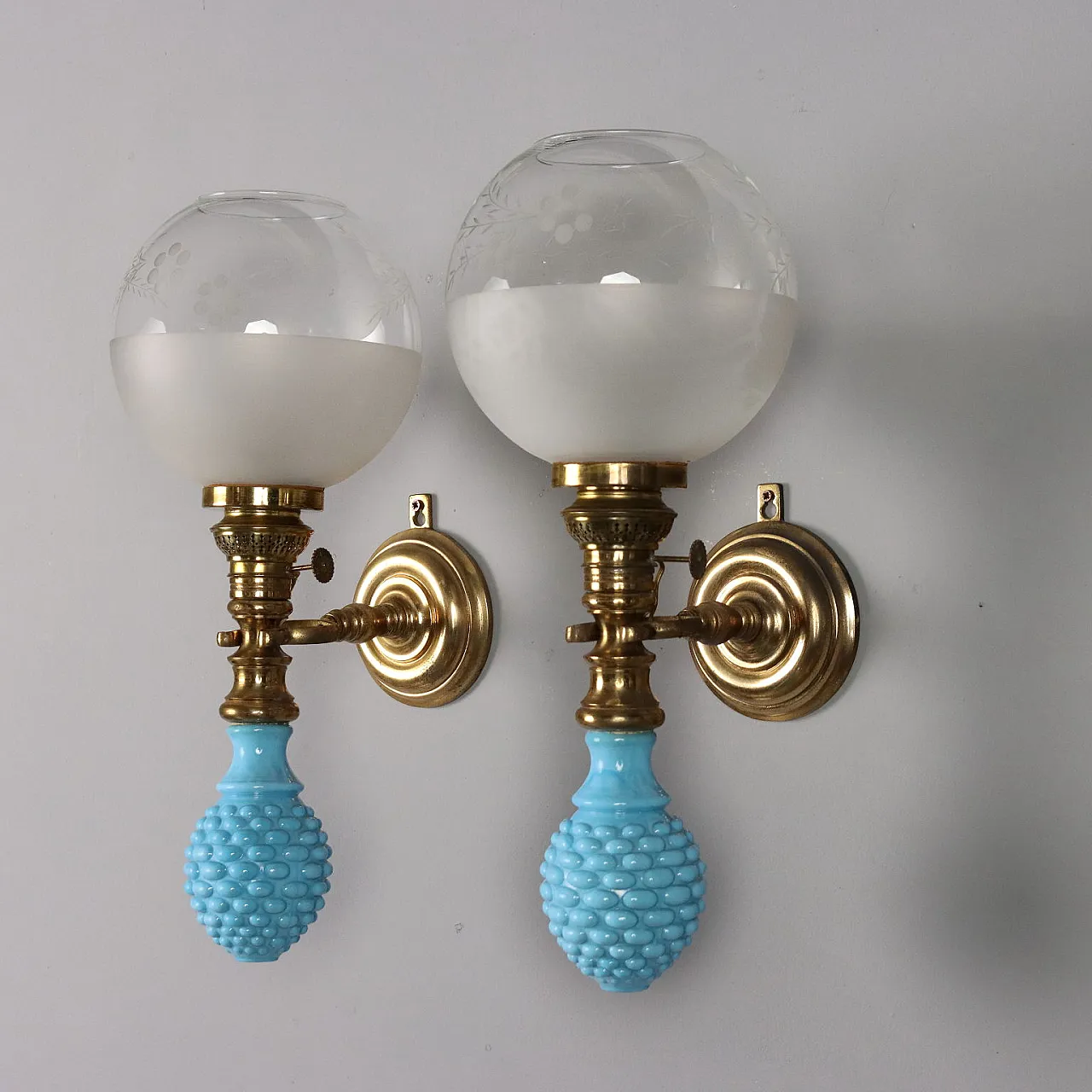 Pair of gilded bronze, glass and ceramic wall lamps, 20th century 4