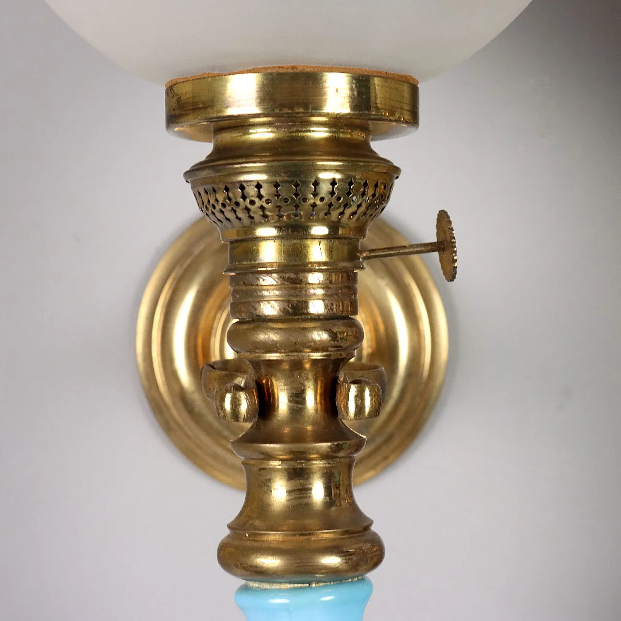 Pair of gilded bronze, glass and ceramic wall lamps, 20th century 6