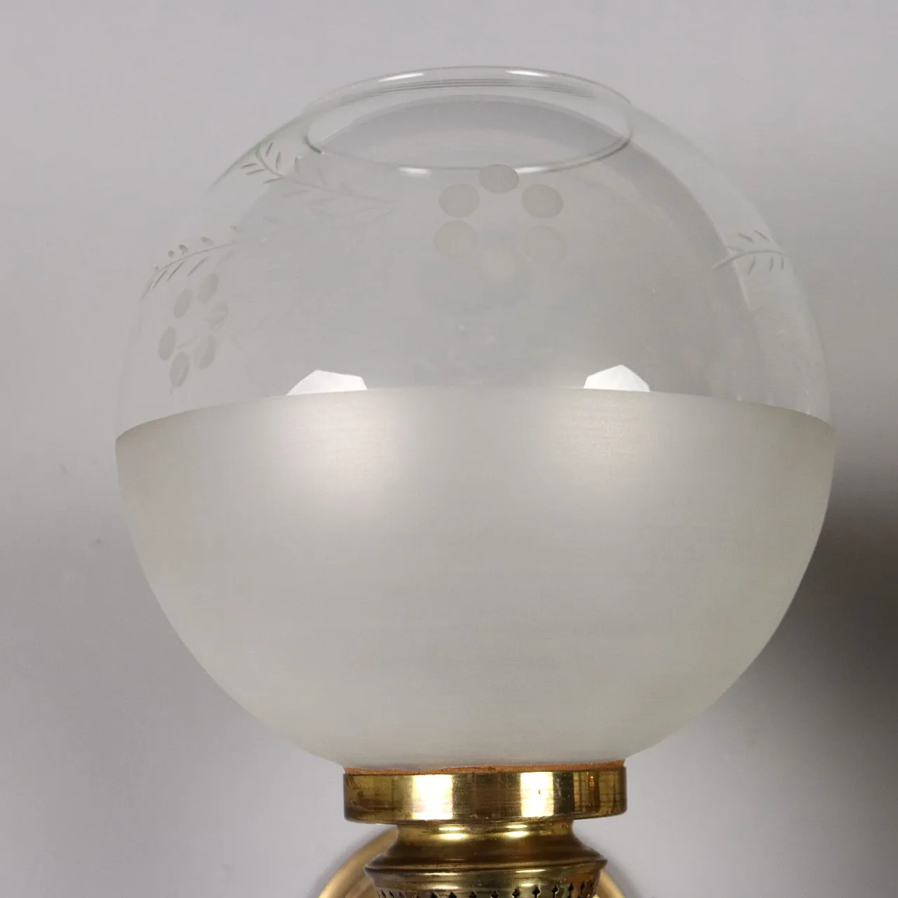 Pair of gilded bronze, glass and ceramic wall lamps, 20th century 7