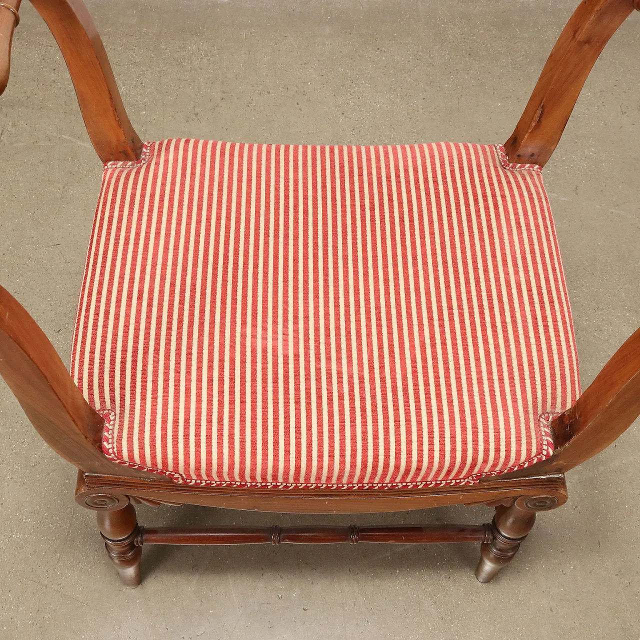 Pair of walnut benches with wavy arms & padded seat, 19th century 7