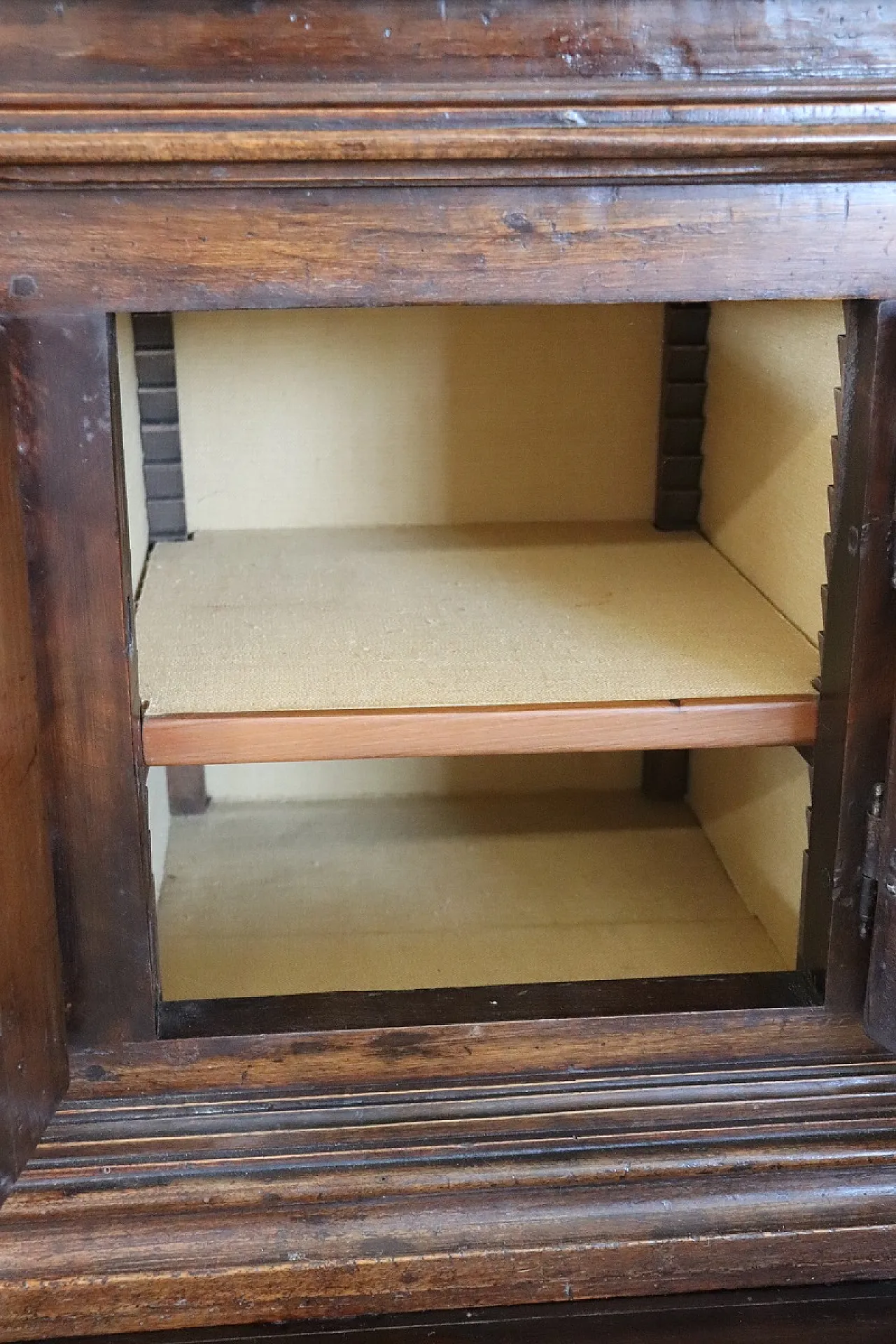 Credenza in noce, '600 13