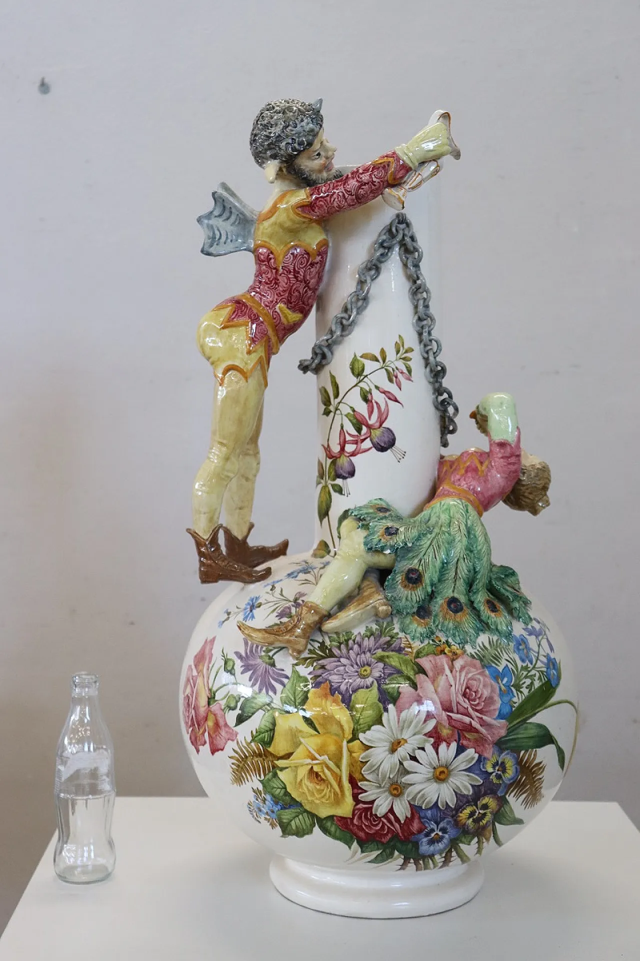 Vaso in ceramica con figure in rilievo, inizio '900 2