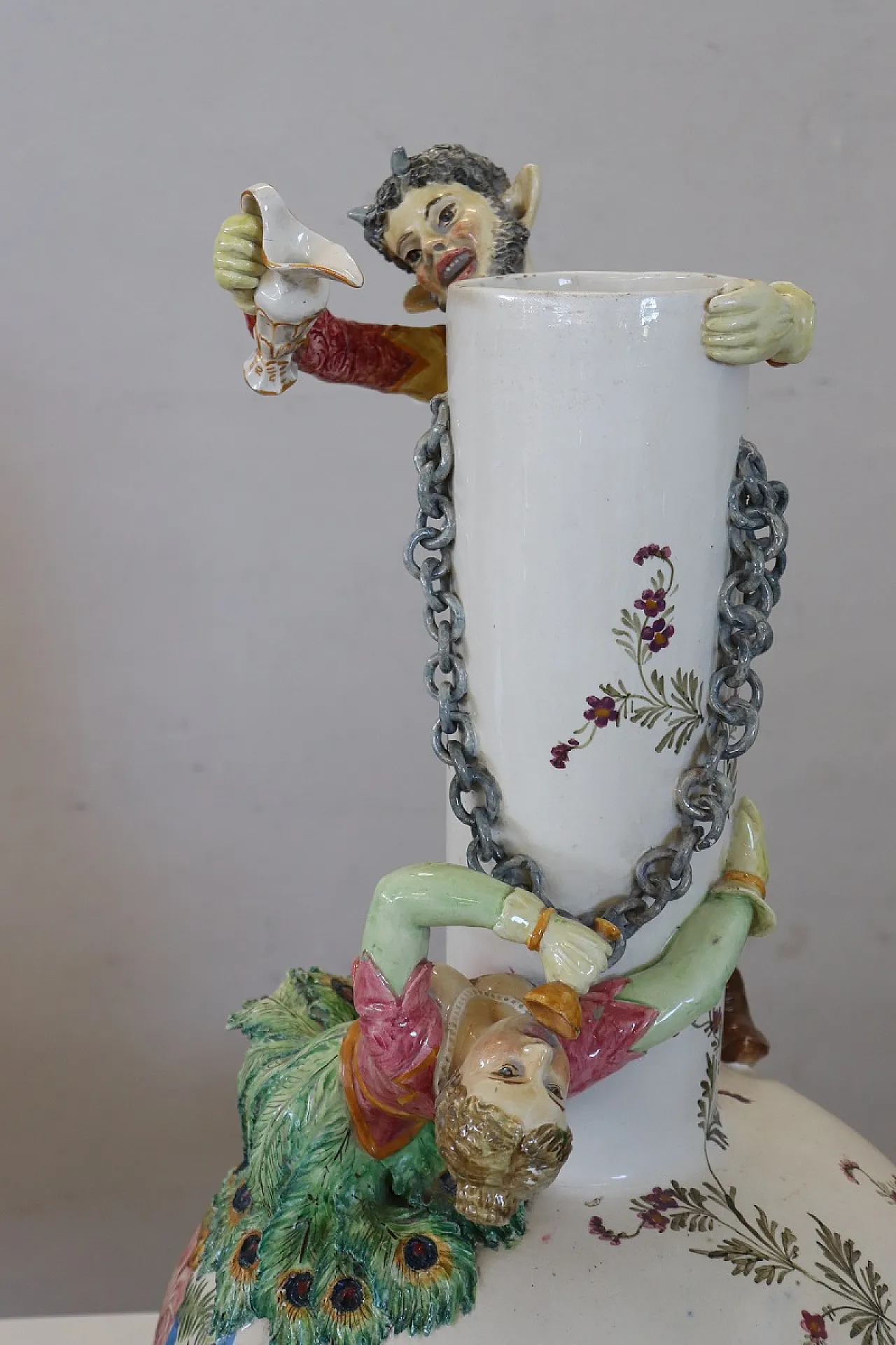 Vaso in ceramica con figure in rilievo, inizio '900 6