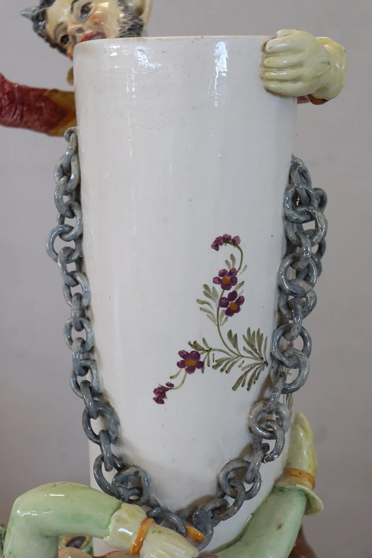 Vaso in ceramica con figure in rilievo, inizio '900 7