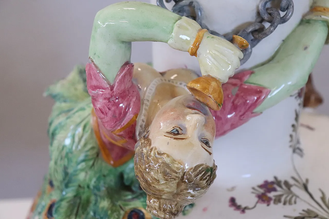 Vaso in ceramica con figure in rilievo, inizio '900 10