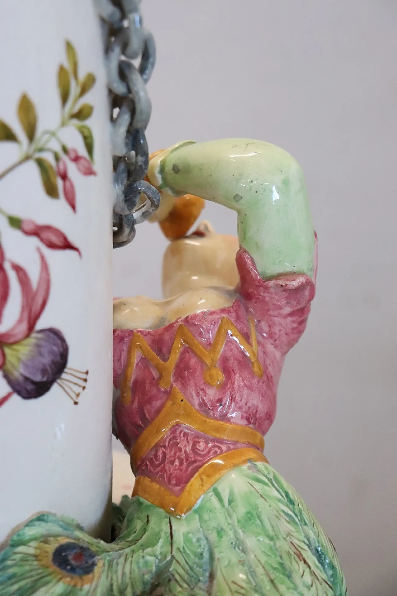 Vaso in ceramica con figure in rilievo, inizio '900 11