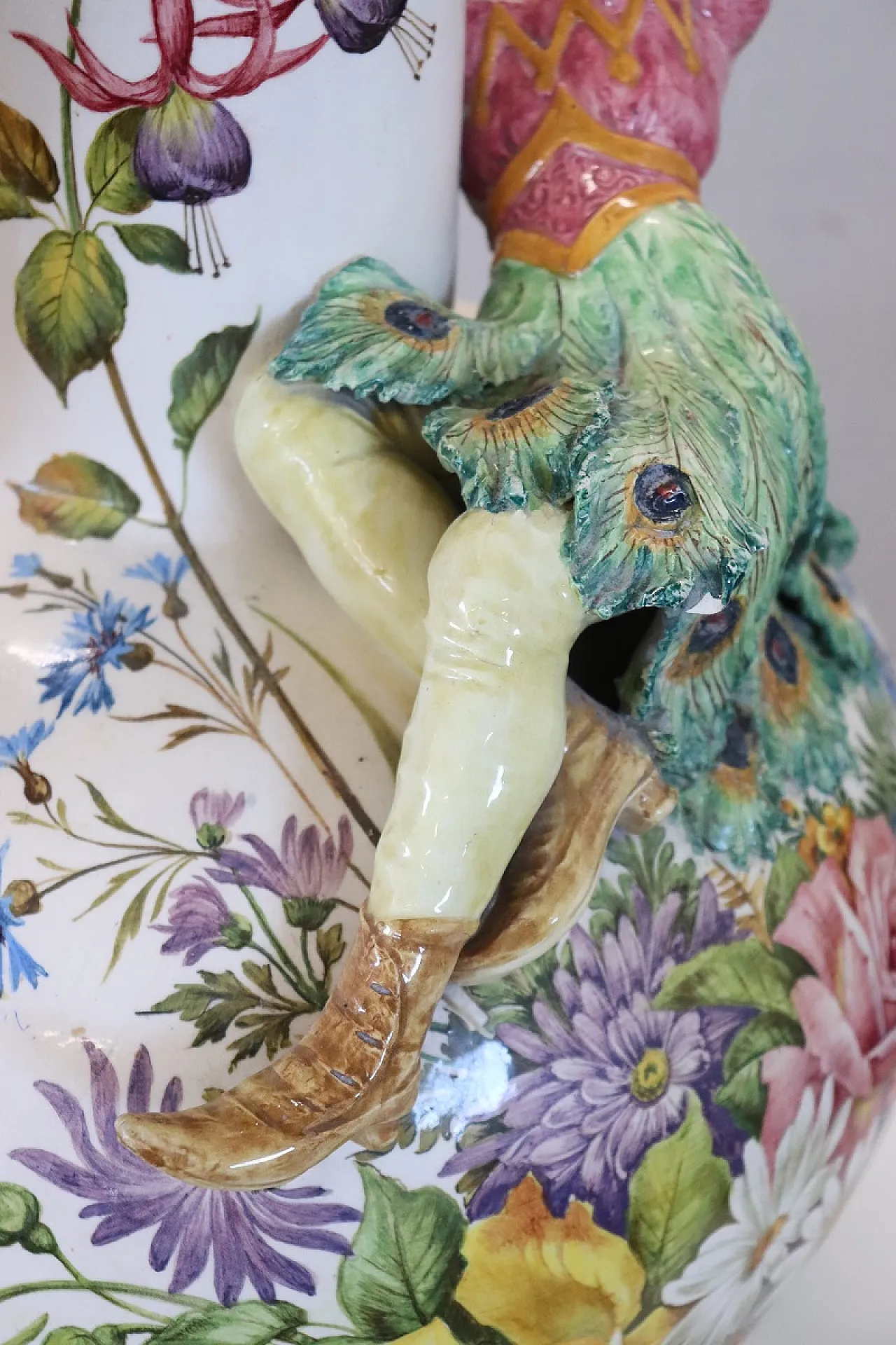 Vaso in ceramica con figure in rilievo, inizio '900 12